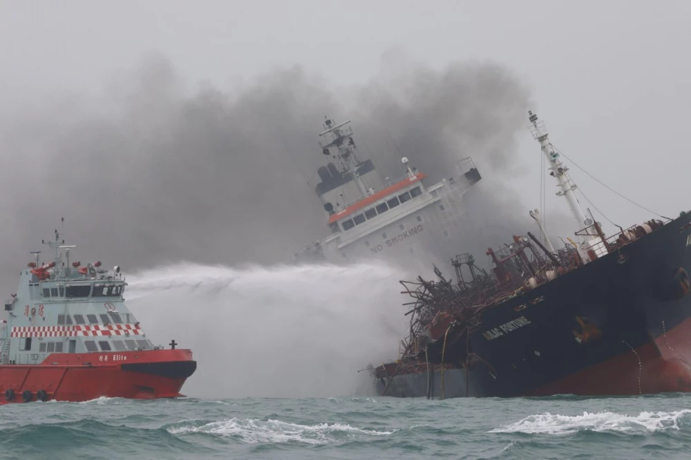 Tàu cứu hộ tiếp cận tàu Aulac Fortune bốc cháy trên biển HongKong đầu năm 2019. Ảnh: South China Morning Post