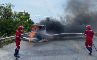 Nghệ An : Xe tải, tiệm hoa bốc cháy dữ dội, 5 người thoát chết trong gang tấc