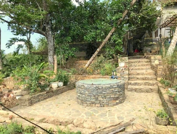 Bình yên ở làng cổ nơi miền sơn cước Quảng Nam Giếng cổ tại làng Lộc Yên được xây dựng bằng đá có tuổi đời gần 200 năm.