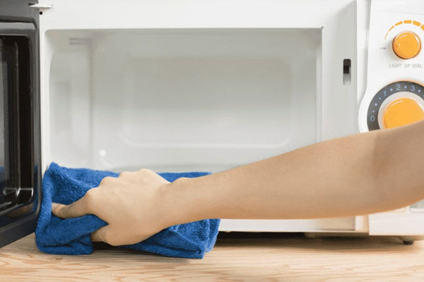 4 mẹo đơn giản giúp làm sạch lò vi sóng