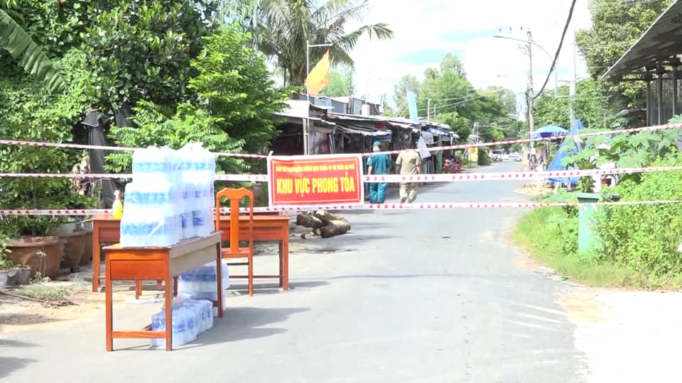 An Giang: Th&#xEA;m 11 ca nghi nhi&#x1EC5;m, phong to&#x1EA3; Trung t&#xE2;m y t&#x1EBF; huy&#x1EC7;n An Ph&#xFA; x&#xE9;t nghi&#x1EC7;m to&#xE0;n b&#x1ED9; nh&#xE2;n vi&#xEA;n