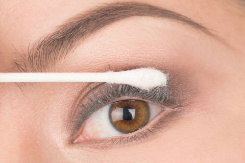 Mẹo giúp lông mi dài cong vút với phấn rôm