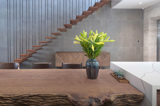 Ngôi nhà phố có cầu thang độc đáo đi trên mặt nước