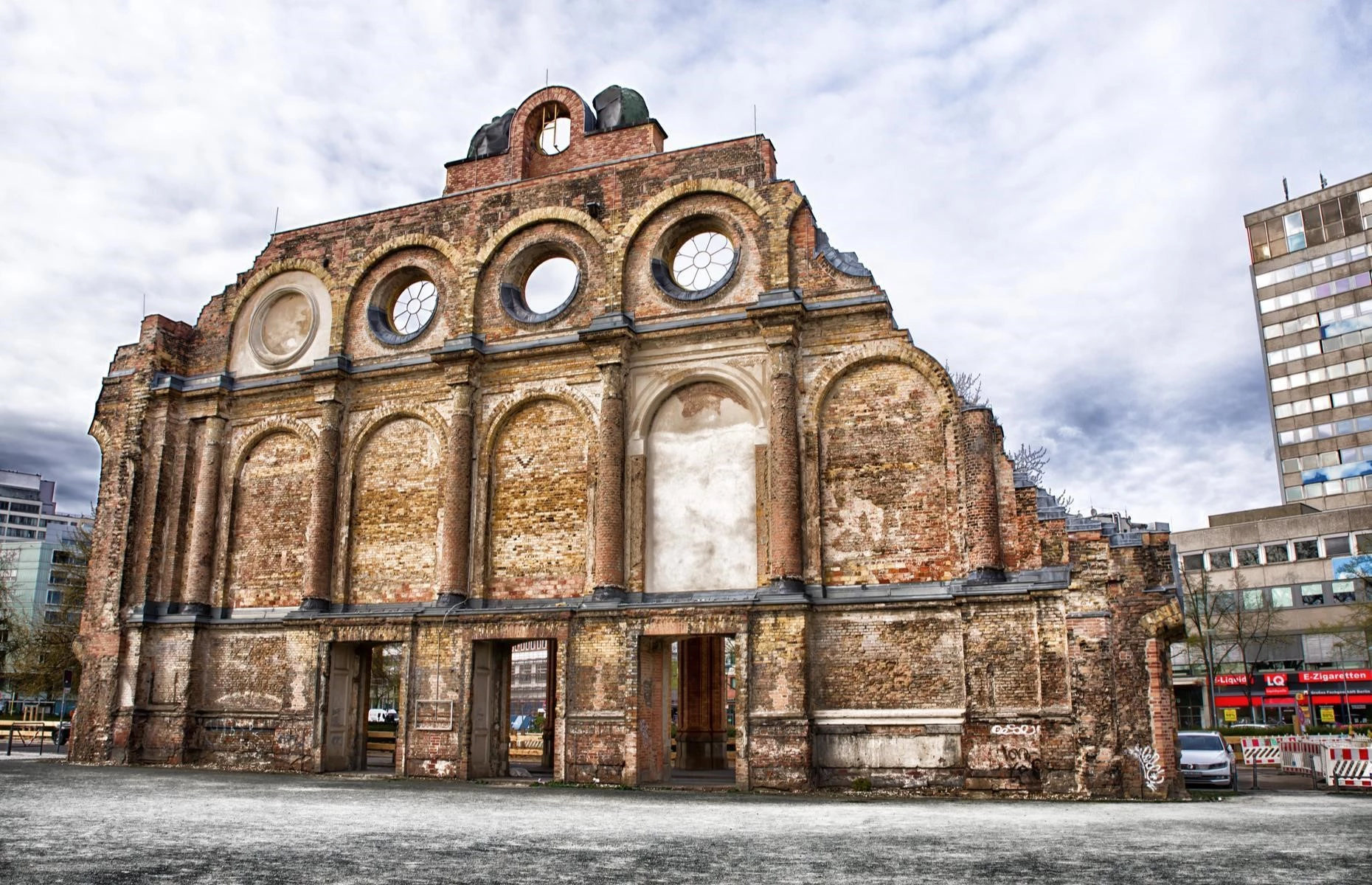 Nhà ga Anhalter Bahnhof, Đức: Nằm phía đông nam quảng trường Potsdamer Platz ở thủ đô Berlin, Anhalter Bahnhof được mở cửa từ năm 1841. Nhà ga bị hư hại nghiêm trọng do chiến tranh và phải đóng cửa năm 1952. Ngày nay, nơi đây chỉ còn lại một phần mặt tiền, nhưng các tác phẩm điêu khắc tinh xảo trên đỉnh nhà ga vẫn là điểm nhấn thu hút du khách.