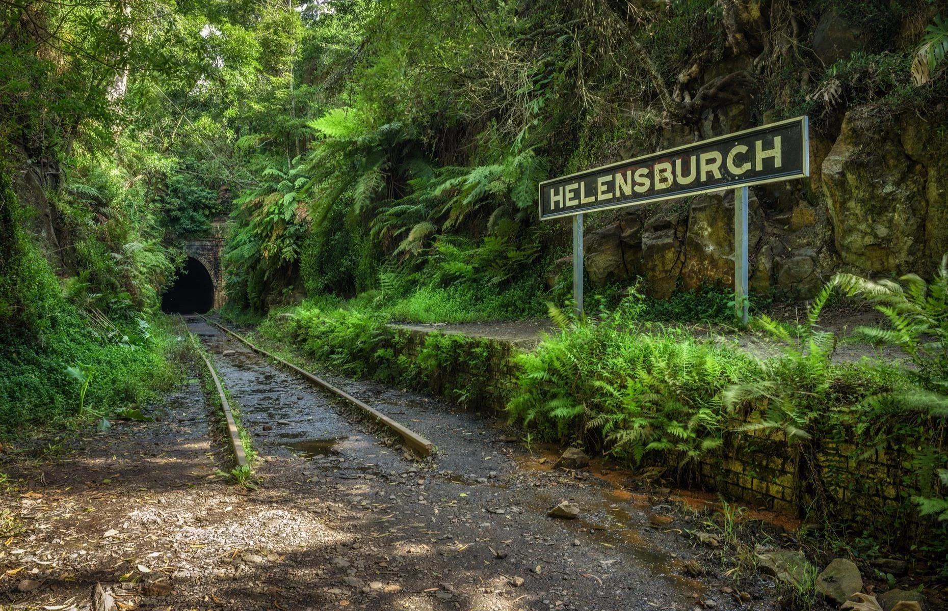 Ga xe lửa Helensburgh, Australia: Ga được xây dựng năm 1884-1886 ở thị trấn cùng tên thuộc bang New South Wales, Australia, để phục vụ các mỏ than và trang trại. Tuy nhiên, nhà ga đang đóng cửa do trận lũ lụt xảy ra vào tháng 5/2020. Khu vực này giờ đây phổ biến với người đi bộ, đam mê khám phá và các thợ săn ma.