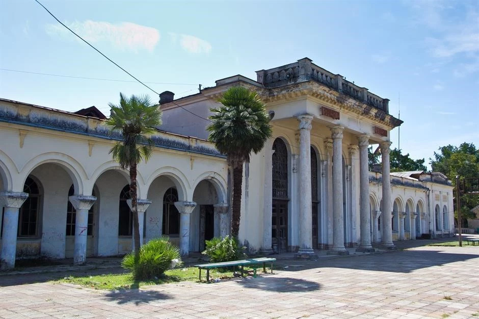 Nhà ga Gudauta, Abkhazia: Ga được thành lập từ thời Liên Xô và bị bỏ hoang từ những năm 1990. Bất chấp sân ga và đường ray cỏ mọc um tùm, nhà ga này vẫn giữ được chút vẻ hùng vĩ trước đây, bao gồm cổng vòm chạm khắc tinh xảo. Người dân địa phương đang nỗ lực tu sửa để đưa nhà ga này hoạt động trở lại.