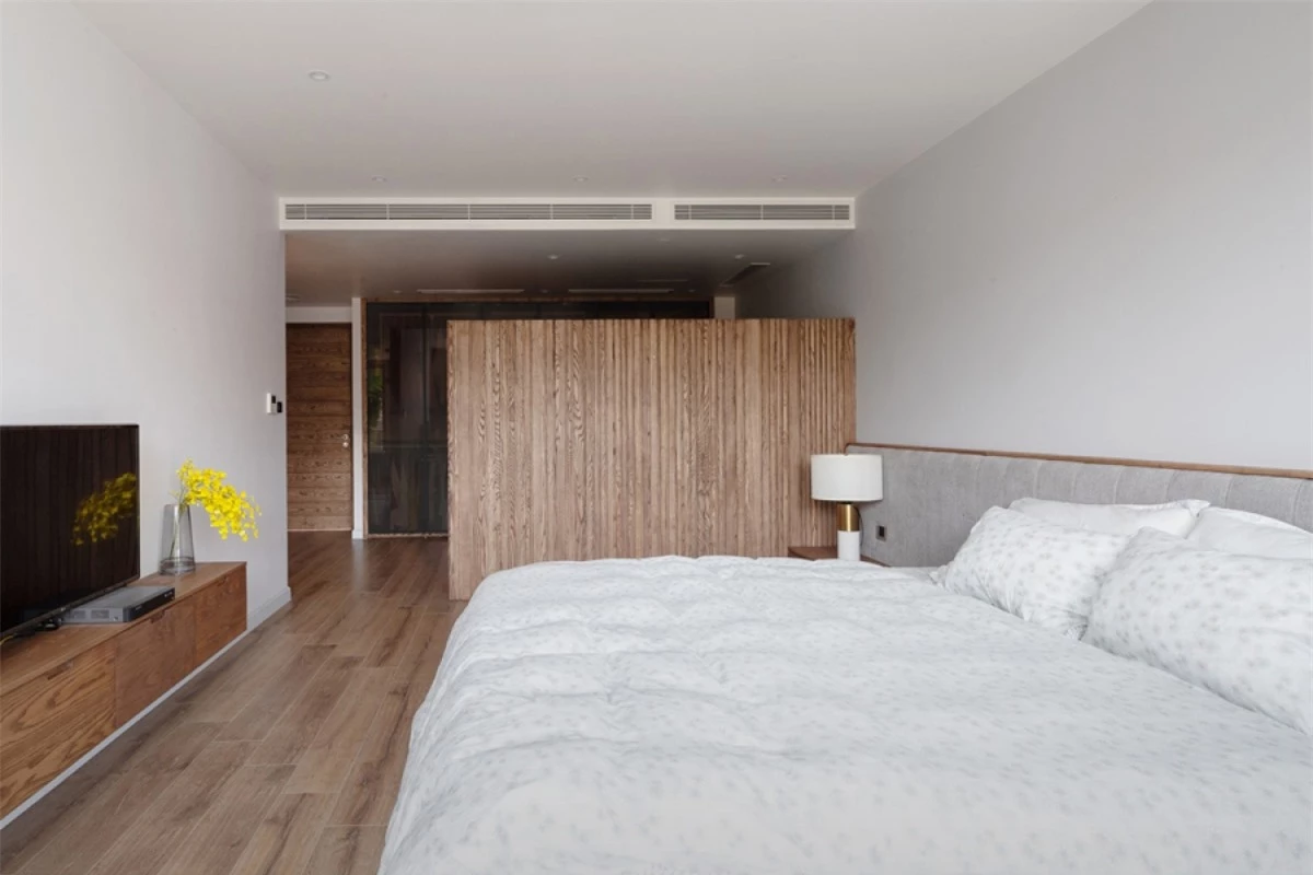 Tầng 3 là phòng ngủ bố mẹ được bố trí như một căn hộ mini với các phân khu chức năng khác nhau: ngủ, vệ sinh, tủ quần áo và thay đồ. Tất cả được sắp xếp liên hoàn và tiện dụng.