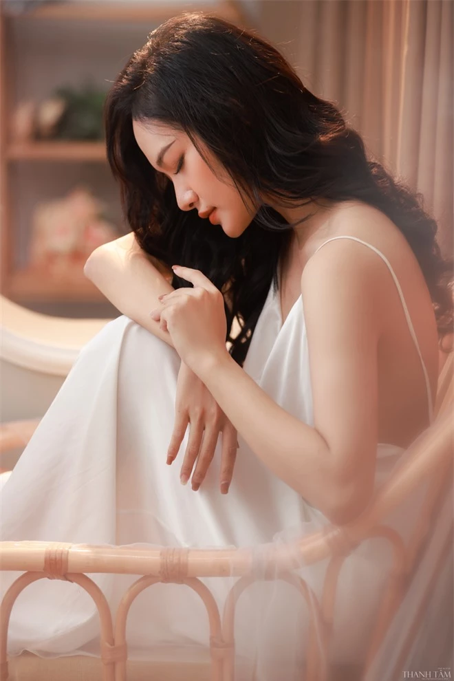 Người mẫu Phan Thương khoe vai trần gợi cảm - Ảnh 2.