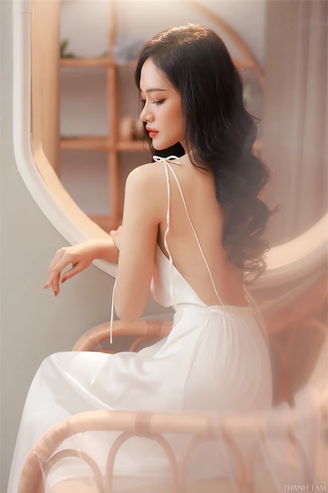 Người mẫu Phan Thương khoe vai trần gợi cảm - Ảnh 4.
