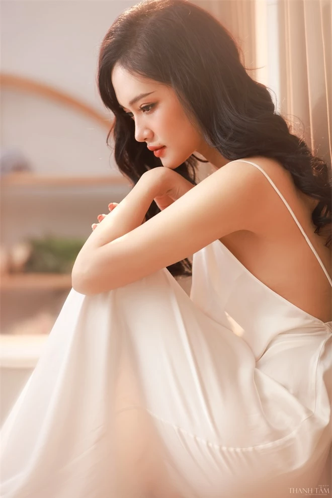 Người mẫu Phan Thương khoe vai trần gợi cảm - Ảnh 5.