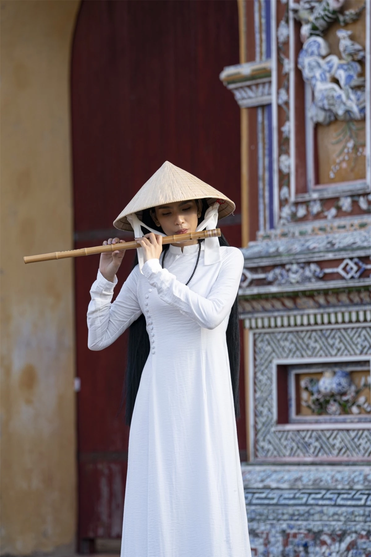 Trương Thị May dạo bước từ cổng Ngọ Môn đến Hoành Thành Huế, cô thích thú những kiến trúc độc đáo của nhà Nguyễn từ mấy trăm năm trước.