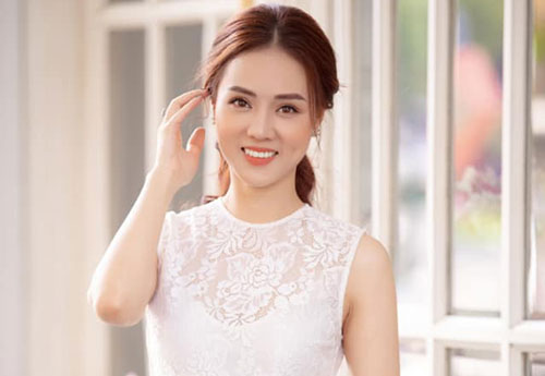 Nhan sắc vợ trẻ làm báo của NSND Công Lý