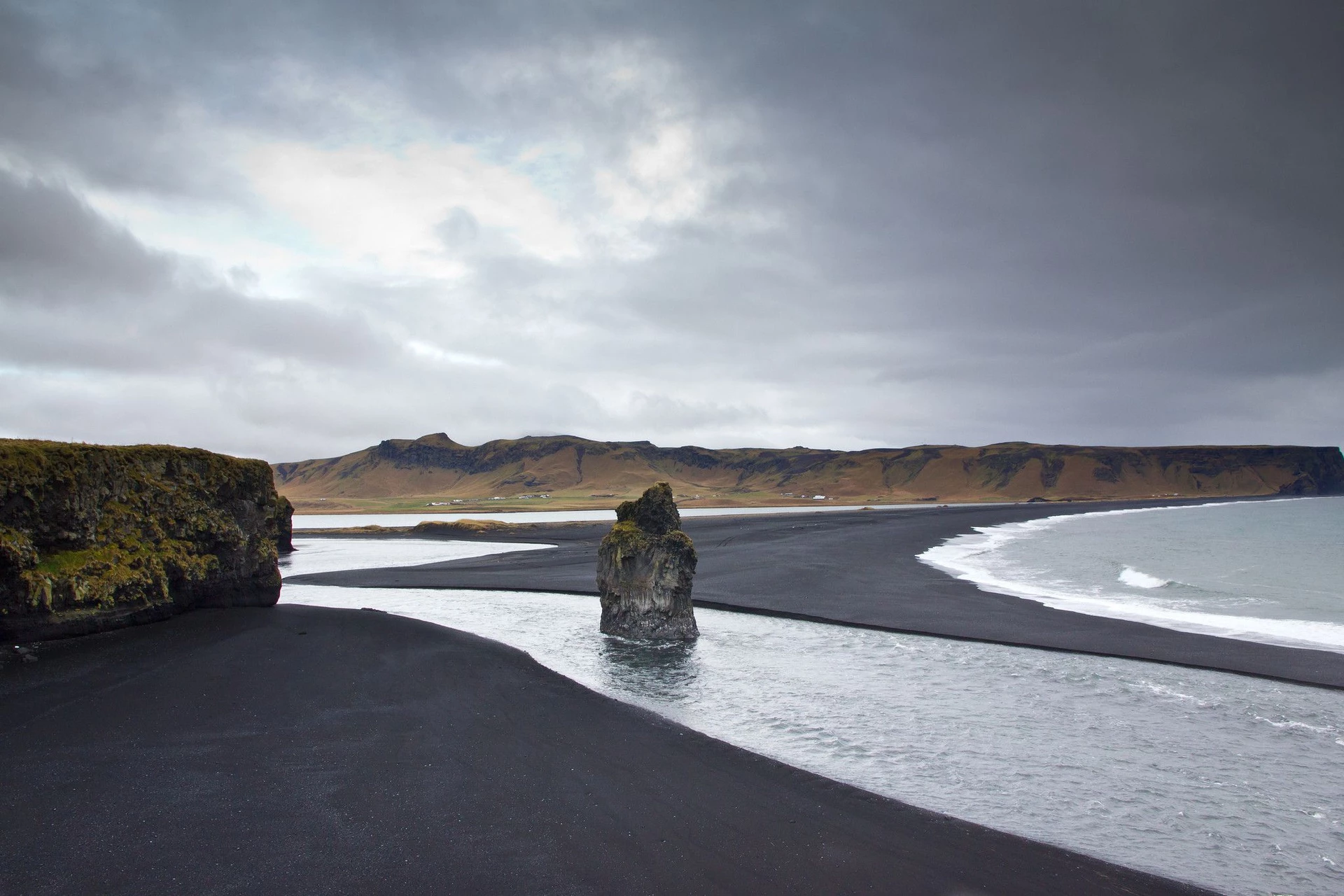 Bãi biển cát đen (Iceland): Dù không phải bãi biển cát đen núi lửa duy nhất ở Iceland, Reynisfjara lại đặc biệt nhờ được quanh bởi cao nguyên hùng vĩ, các vách đá dựng đứng và vòm đá bazan huyền bí. Biển nằm ở miền Nam Iceland, cách thủ đô Reykjavik 177 km là một trong những địa điểm quay bộ phim Game of Thrones. Do đặc tính dữ dội của những con sóng, nơi đây không thích hợp để bơi lội. Bạn có thể thử trèo lên các cột đá bazan chụp ảnh và ngắm cảnh. Ảnh: Pinterest.
