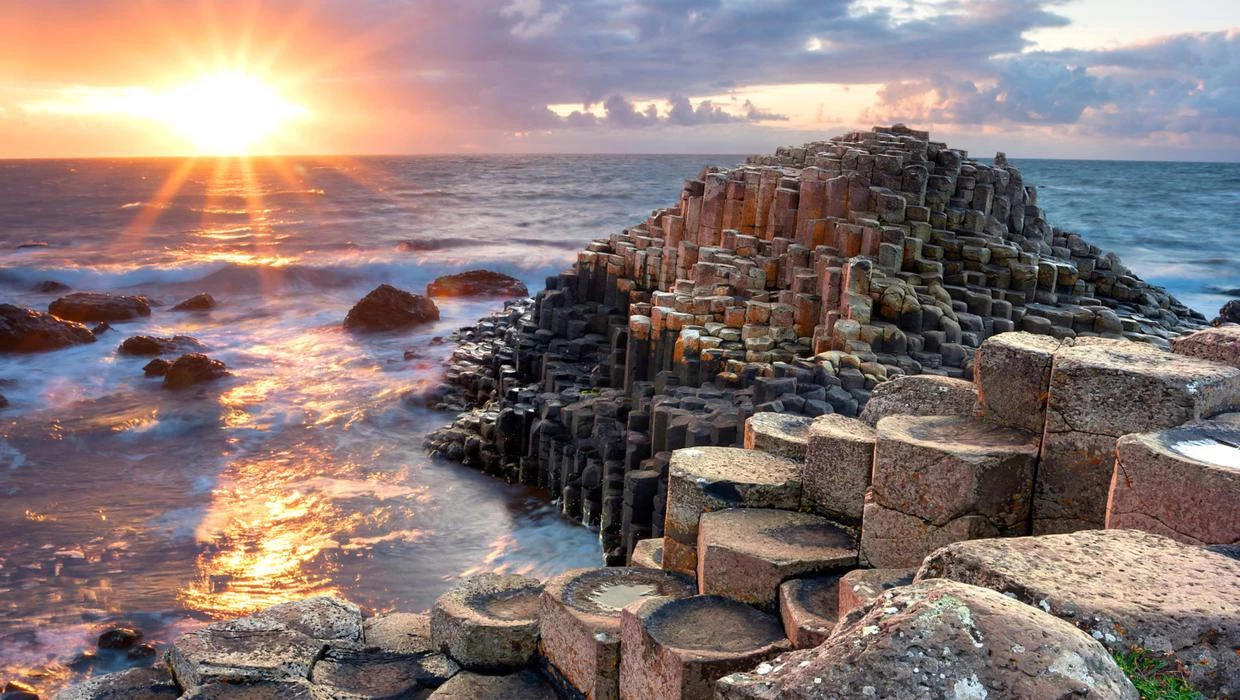 Bãi biển với 40.000 cột đá bazan (Ireland): Sở hữu hình dạng độc đáo gắn liền với truyền thuyết người khổng lồ, Giant’s Causeway được ví như báu vật của người Ireland. Một vụ phun trào núi lửa khoảng 50-60 triệu năm trước đã hình thành bãi biển với những cột đá núi lửa hình trụ giống đá lát đường. Ảnh: Independent.