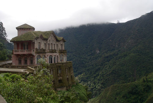 Thiên nhiên phủ xanh địa điểm bị bỏ hoang