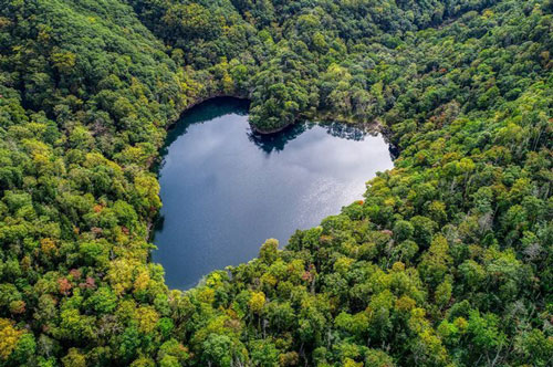 Đẹp "lịm tim" hồ nước hình trái tim tự nhiên duy nhất ở Nhật Bản