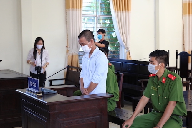 Vượt chốt khai báo y tế đi nhậu liên tỉnh, còn tấn công CSGT