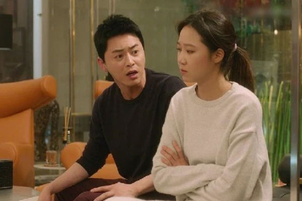 Nhìn bình rượu thuốc vơi đi nhiều, nghi ngờ có người lạ trong nhà, tôi đã lắp camera để rồi ngây ngốc với những gì nhìn thấy