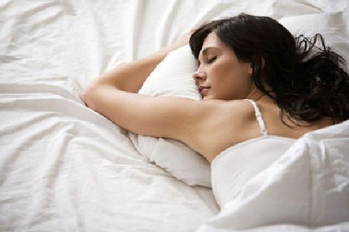 Già đi 10 tuổi, nếp nhăn chi chít vì ngủ sai cách