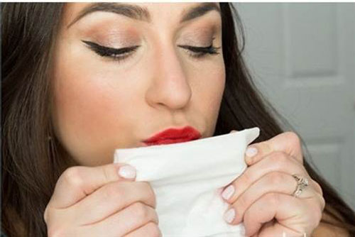 Bí quyết giúp bạn đánh son cả ngày mà không bị trôi