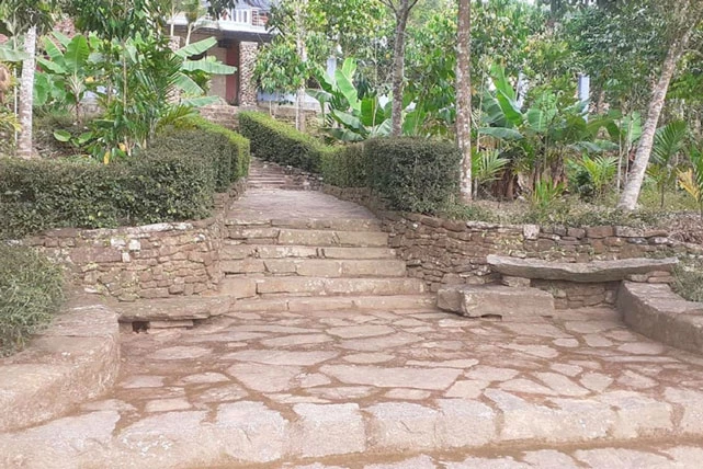 Đường làng, lối vào nhà đều được làm bằng đá.