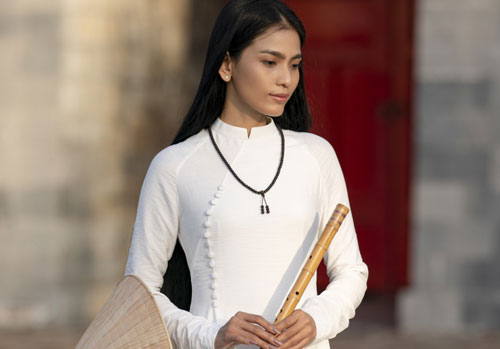 Trương Thị May thướt tha diện áo dài trắng ở kinh thành Huế