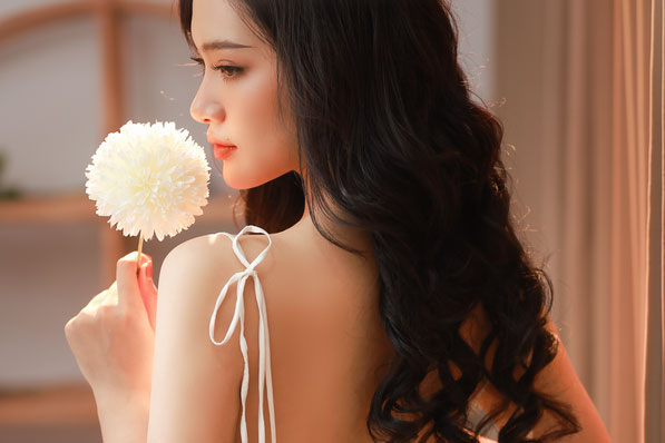 Người mẫu Phan Thương khoe vai trần gợi cảm