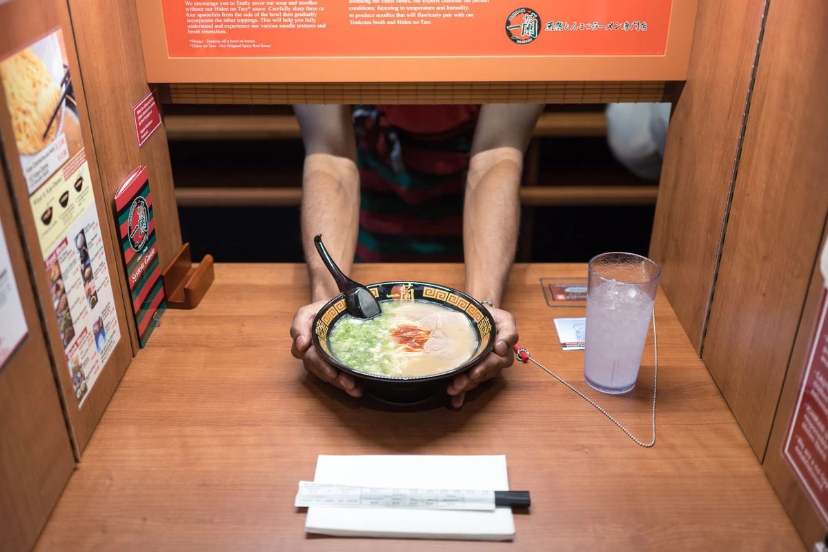 Nhà hàng riêng tư tuyệt đối: Bạn là người hướng nội và muốn tận hưởng bữa ăn một mình mà không bị ai quấy rầy? Ở Nhật Bản, một số nhà hàng mang đến thực khách đặc quyền riêng tư đó. Thực khách ngồi trong góc kín nơi không ai nhìn thấy, đồ ăn, nước uống được phục vụ qua khe cửa. Ảnh: Reddit