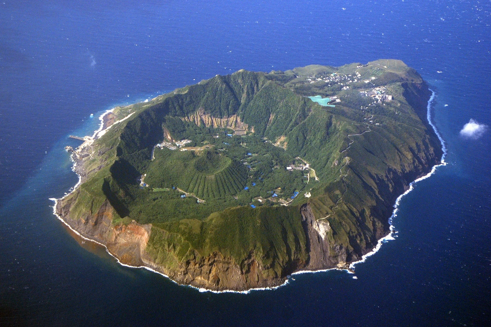 Ngôi làng trên miệng núi lửa: Aogashima là ngôi làng biệt lập ở Tokyo, nằm bên trong một ngọn núi lửa. Ngọn núi lửa này đã tắt, nằm trong quần đảo Izu. Lần phun trào cuối cùng của nó là vào cuối thế kỷ 18. Có khoảng 200 cư dân sống bình yên ở Aogashima. Ảnh: Peak Experience Japan.