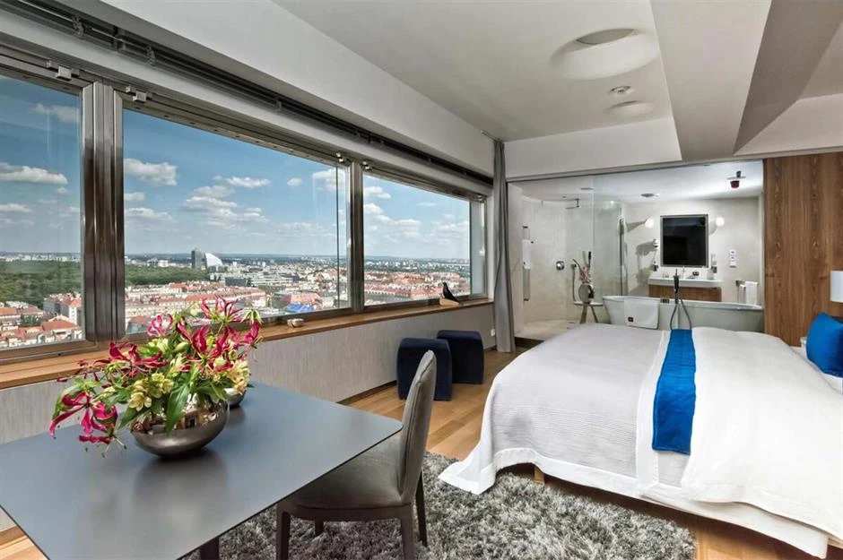 One Room (Séc) là khách sạn chỉ có duy nhất một phòng nghỉ. Địa điểm lưu trú này nằm trên tòa tháp truyền hình Zizkov ở trung tâm Praha. Nằm ở độ cao 70 m, phòng ngủ có tầm nhìn mở, bao quát cả thành phố. Phòng được bày trí với nội thất sang trọng, hiện đại. Bạn có thể chuyển đổi phòng nghỉ thành phòng họp nếu có yêu cầu.