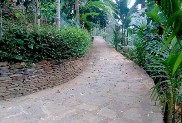 Lối đi trong làng được lát đá, hàng rào bằng đá.