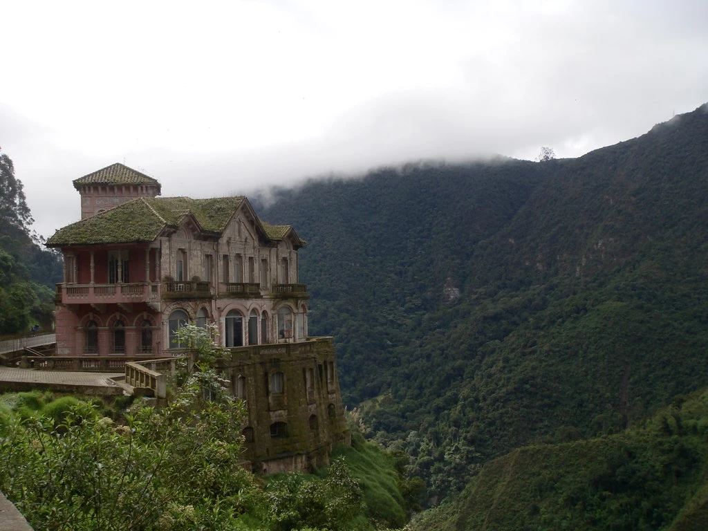 Khách sạn Salto (Colombia) độc đáo nhờ vị trí nằm trên vách đá, đối diện thác nước Tequendama. Điểm lưu trú xây dựng năm 1923 để phục vụ du khách đến ngắm thác nước cao 157 m. Khi sông Bogota bị ô nhiễm, số người ghé đây giảm dần buộc khách sạn phải đóng cửa vào năm 1990. Ngày nay, khách sạn này đã được trùng tu và chuyển đổi thành bảo tàng Thác Tequendama. Ảnh: Flickr.