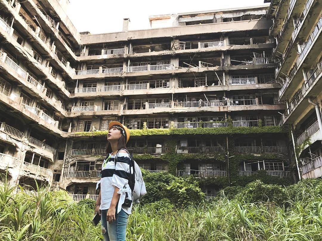 Nằm cách Nagasaki 15 km, Hashima (Nhật Bản) mang danh là đảo ma vì không người sống, chỉ có sự tồn tại của những tòa bê tông vỡ nát, cây cỏ um tùm. Hashima từng là mỏ khai thác than sầm uất hoạt động từ cuối thế kỷ 19 và đóng cửa vào năm 1974. Hòn đảo này được coi là biểu tượng cho quá trình công nghiệp hóa của xứ sở hoa anh đào. Hashima mang ký ức đau buồn ngày nào giờ là phim trường và điểm tham quan của du khách. Ảnh: Khunnotto.