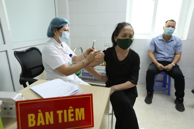 Có nên uống thuốc chống dị ứng trước tiêm vaccine COVID-19 để giảm phản ứng?