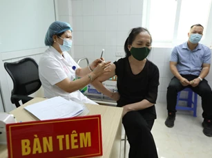 Có nên uống thuốc chống dị ứng trước tiêm vaccine COVID-19 để giảm phản ứng?