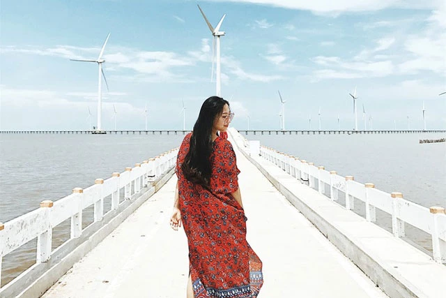 Cánh đồng điện gió trên biển duy nhất của Việt Nam nằm cách TP.HCM gần 300 km, thuộc tỉnh Bạc Liêu. Công trình này được xây dựng từ năm 2010 và nhanh chóng trở thành địa điểm thu hút khách du lịch. Ảnh: Olivesieunhan.