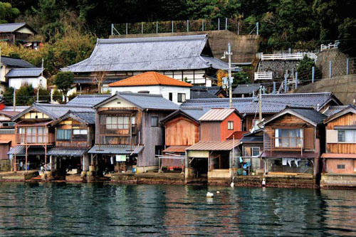 Ngắm ngôi làng nhà thuyền yên bình ở Nhật Bản