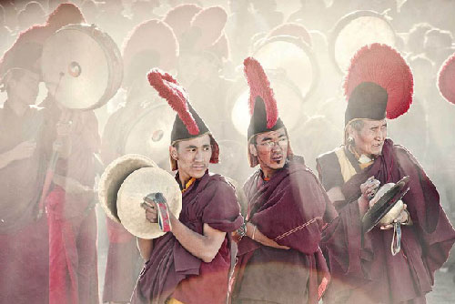 Bộ tộc anh em một nhà chung vợ để tiết kiệm đất