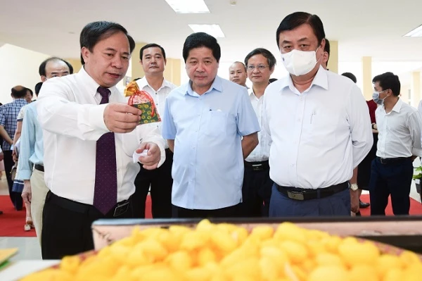 Ngày 2/7, Bộ trưởng Lê Minh Hoan thăm một số sản phẩm nghiên cứu của VAAS.