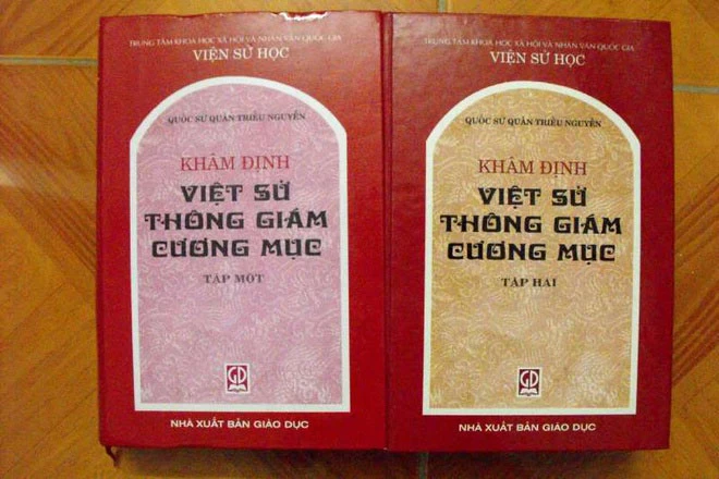 Theo các tài liệu lịch sử, Lê Hiển Tông là vua hiền lành, cam chịu. Theo sách "Khâm định Việt sử Thông giám Cương mục" của triều Nguyễn, "nhà vua là người nhân từ, trầm tĩnh. Lúc về già, gặp Trịnh Sâm áp bức, ông cũng chỉ ngậm miệng mà nhịn. Đến nay Tây Sơn tôn phò, nhà vua ngoài mặt tuy mừng mà trong bụng vẫn lấy làm lo".