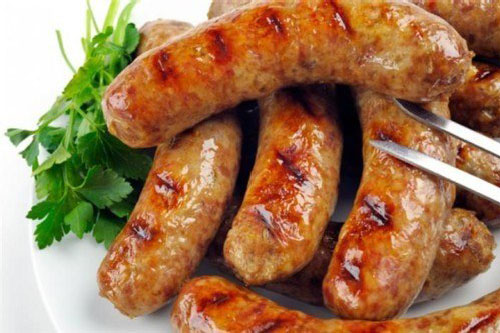 Tự làm xúc xích tại nhà ngon hơn ngoài hàng vừa đơn giản lại rẻ tiền và nhất là an toàn cho sức khỏe