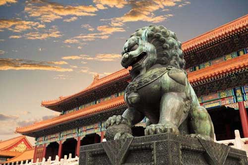 Gạch lát sàn trong Cố cung bị nứt, cạy lên để sửa, nhân viên trùng tu kinh ngạc, vội gọi ngay chuyên gia vì quá bất thường