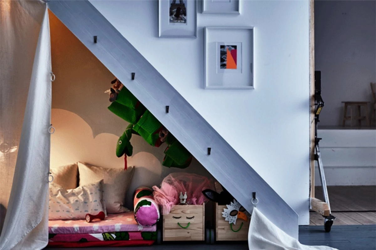 Kho lưu trữ đồ chơi cho bé: Thay vì thiết kế một góc, một phòng riêng để lưu trữ đồ chơi cho con em mình thì gầm cầu thang là một nơi vô cùng thích hợp giúp không gian nhà bạn trở nên gọn gàng, ngăn nắp hơn.