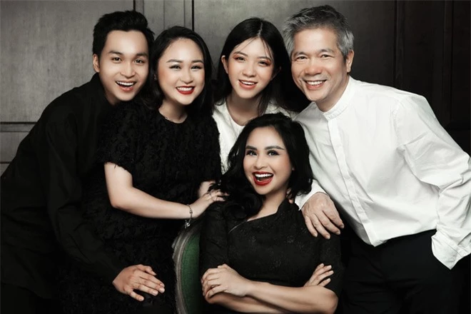 Chỉ qua 1 bức ảnh gia đình mới, diva Thanh Lam đã chứng minh mối quan hệ với con riêng của ông xã bác sĩ - Ảnh 2.