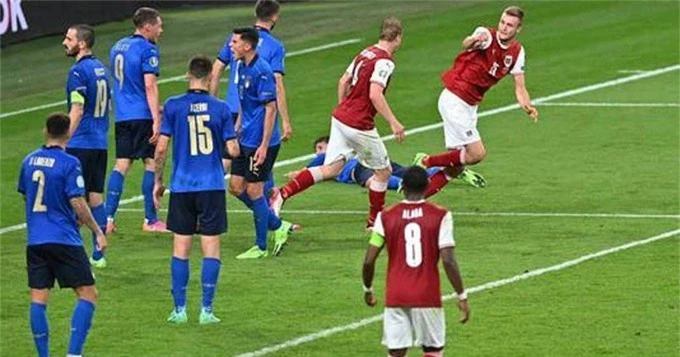 Italia mới đứt mạch 11 trận giữ sạch lưới