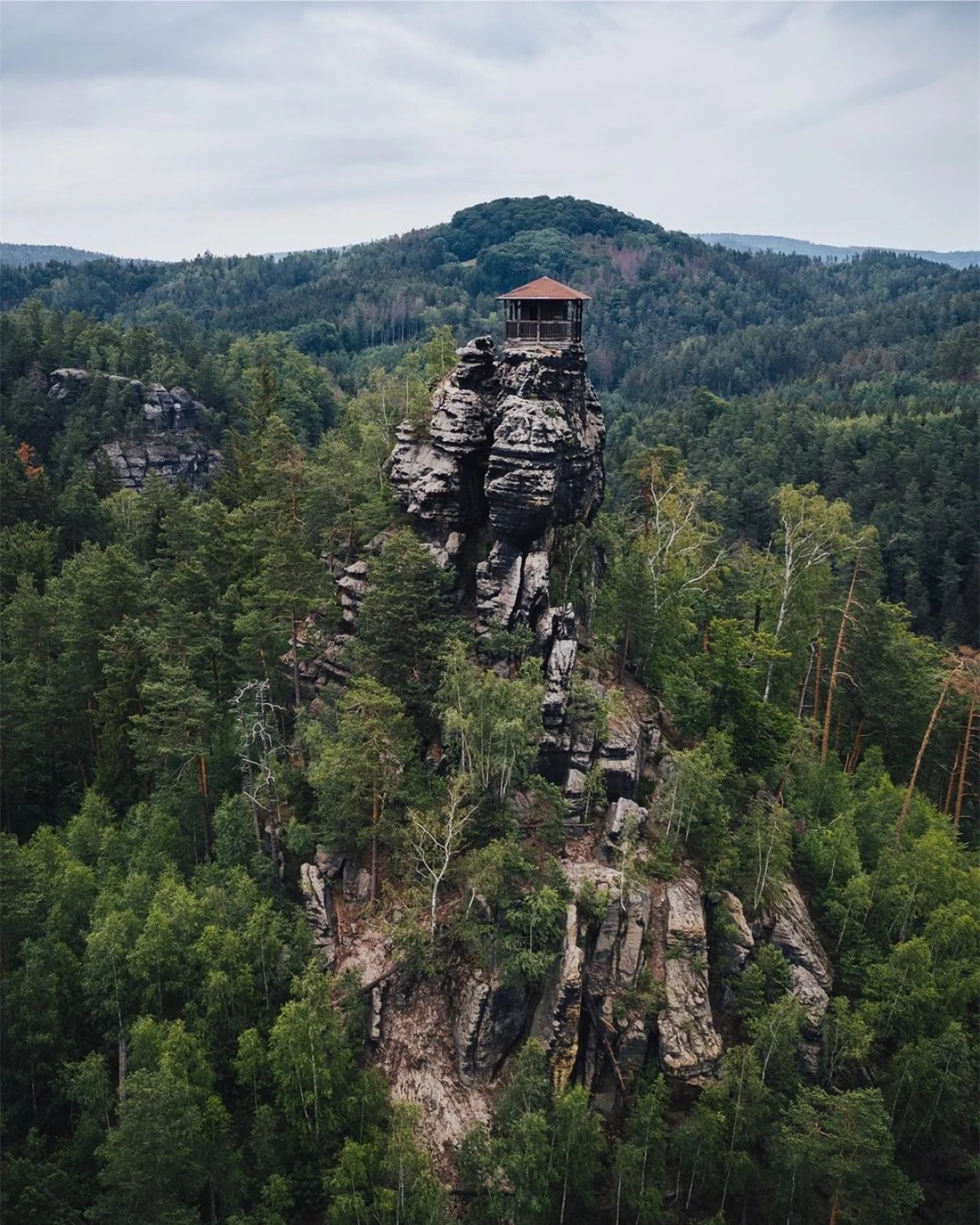 Căn nhà nhỏ nằm trong Công viên quốc gia Bohemian Switzerland này là nơi lý tưởng cho một kỳ nghỉ biệt lập, nếu bạn có thể tiếp cận nó. Xung quanh khu vực này là phong cảnh đẹp như tranh vẽ thuộc Cộng hòa Séc, với những kiến tạo sa thạch và ngôi làng đá cổ xưa.