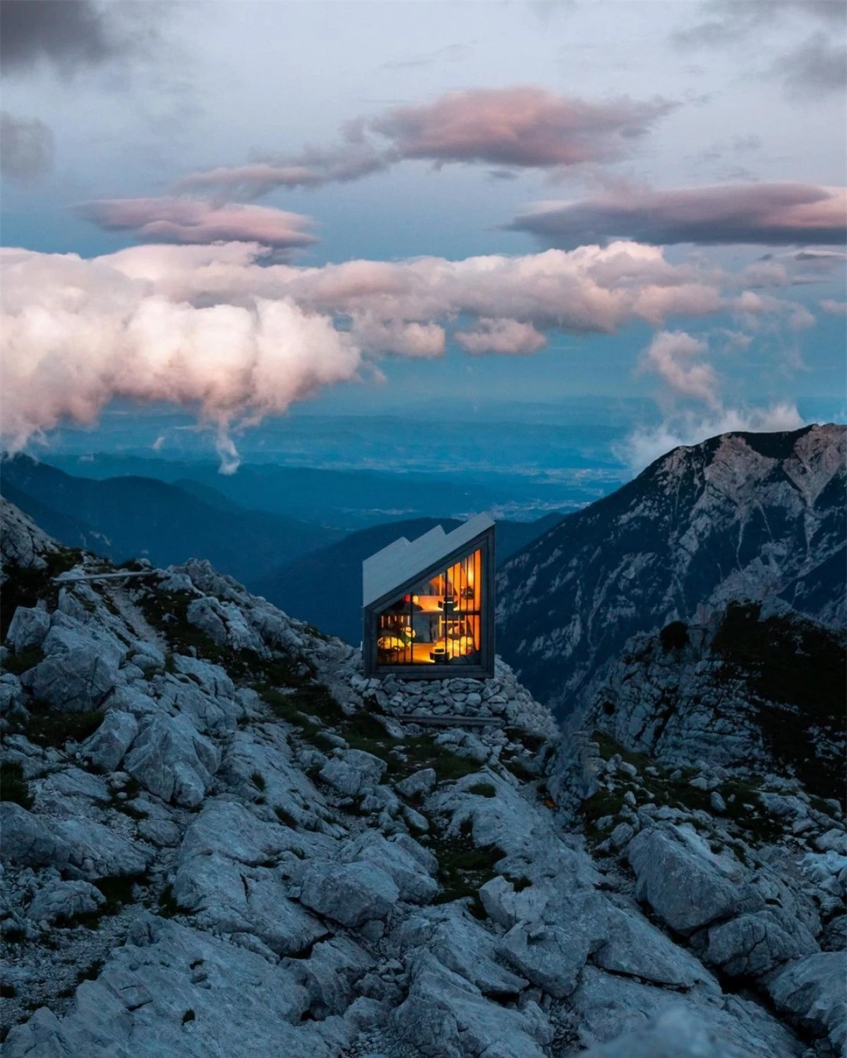 Công trình này nằm trên núi Skuta, nơi cao nhất trong dãy Kamnik Alps. Được thiết kế để chống chịu với sự khắc nghiệt trên núi cao, đây là địa điểm vô cùng hấp dẫn tại Slovenia. Nhiều du khách ưa thử thách coi đây là đích đến của chuyến bộ hành, với phần thưởng là khung cảnh tuyệt đẹp và ngủ đêm dưới những ánh sao./.