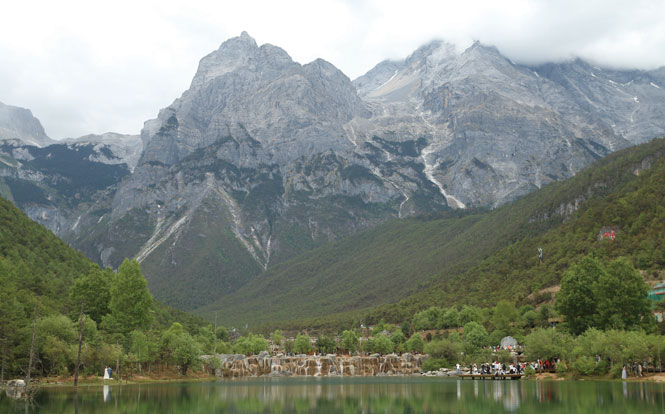 “Dải lụa xanh” uốn quanh Ngọc Long Tuyết Sơn