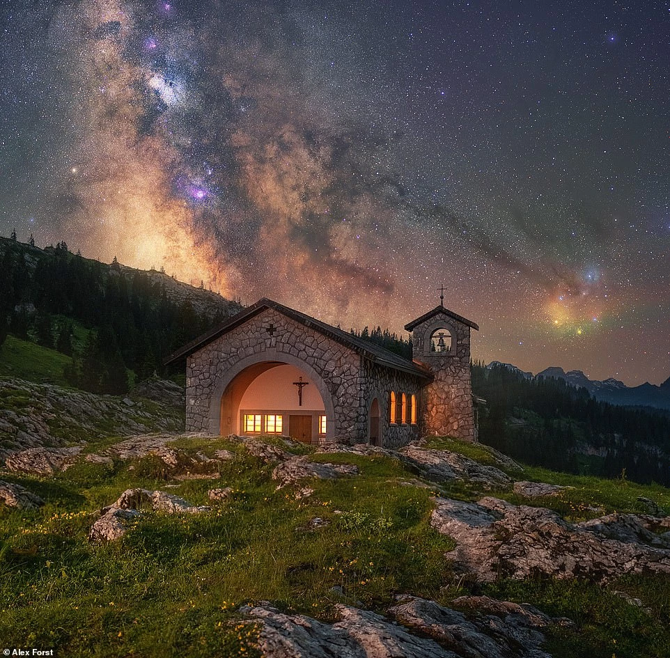 Bức ảnh chụp bầu trời đầy sao trên một nhà nguyện nhỏ ở Pragelpass, Thụy Sĩ.