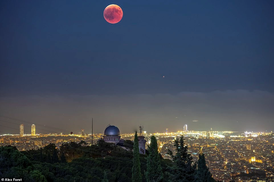 Khung cảnh đẹp ngoạn mục được Alex chụp ở Barcelona, với hình ảnh nguyệt thực toàn phần hay còn gọi là "Mặt trăng máu".